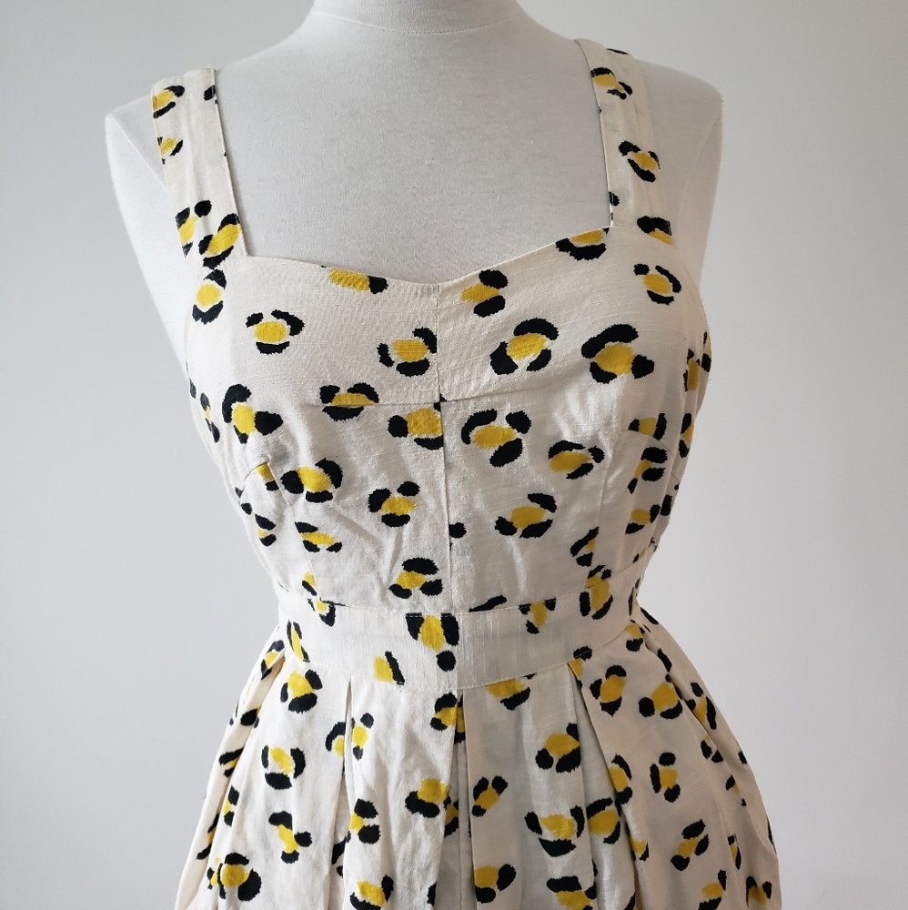 Cooperative white dress with cheetah pattern